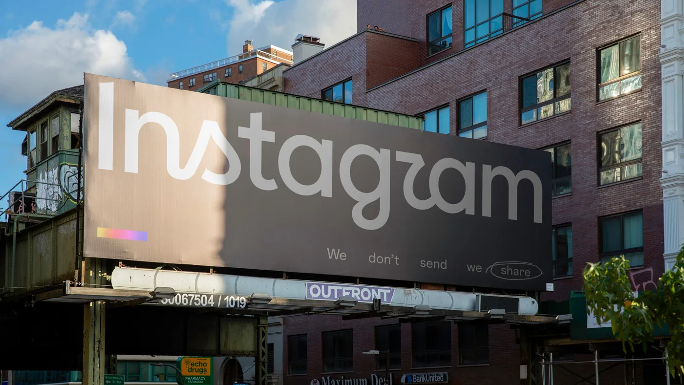 Valla publicitaria en una calle de Nueva York con el nuevo wordmark de Instagram y la frase «We don't send, we share».